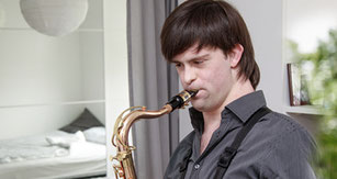 Mann spielt Saxophon