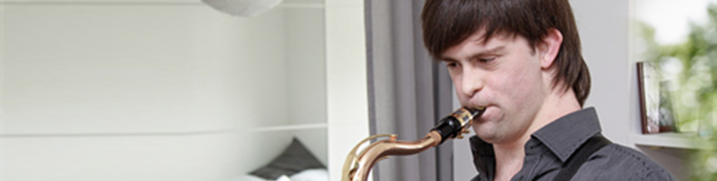 Ambulant Betreutes Wohnen Mann spielt Saxophon